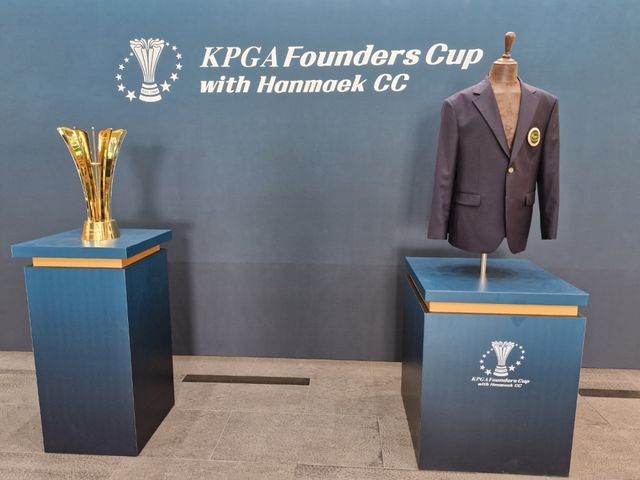 더 파운더스컵 우승컵와 우승 재킷.