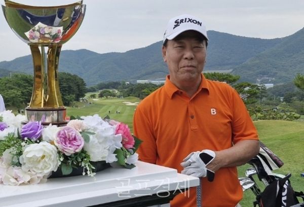 1번홀에서 조철상이 우승트로피앞에 포즈를 취했다. 사진=안성찬 골프대기자