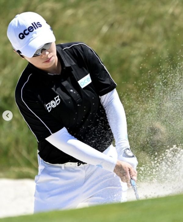 숍라이트 첫날 단독 2위에 오른 신지은의 벙커샷을 하고 있다. 사진=LPGA
