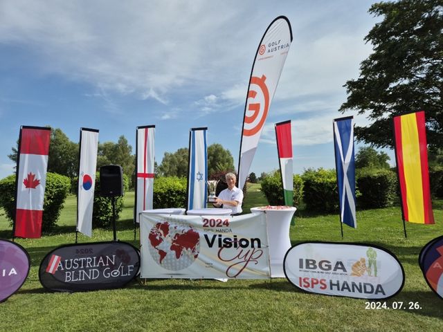 세계연합팀 조인찬이 우승컵을 들고 있다.