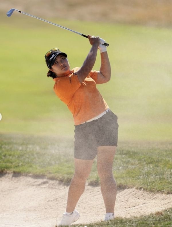 역전승을 노리는 유해란이 벙커샷을 하고 있다. 사진=LPGA