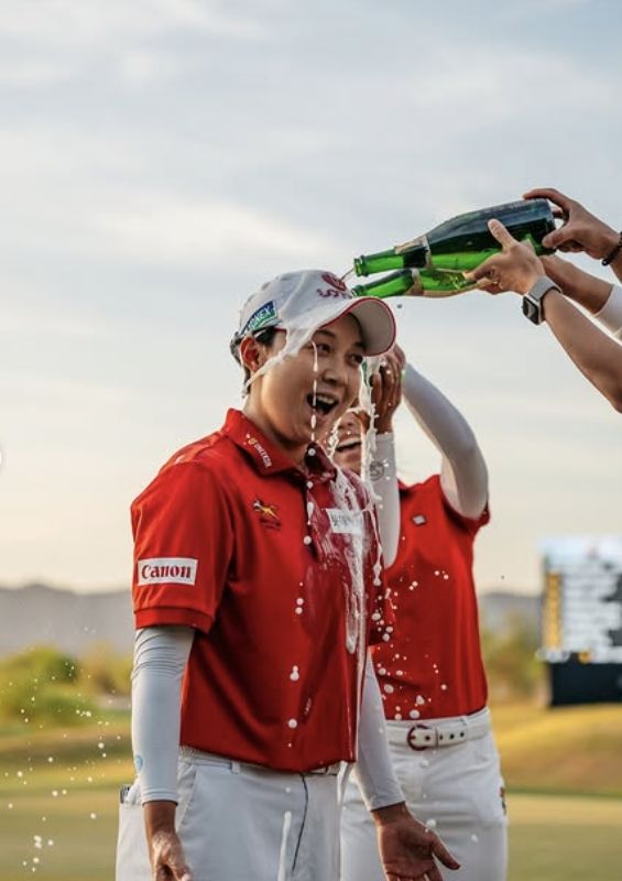 우승 축하세례를 받고 있는 김효주. 사진=LPGA