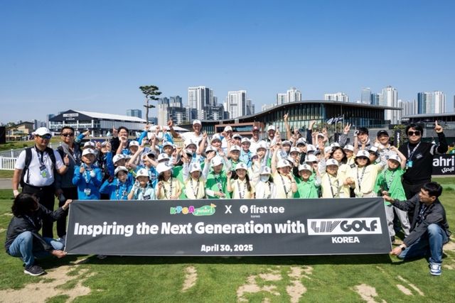 클릭스 GC와 청소년 골퍼 참가자들이 ‘Potential, Unleashed’ 프로그램 현장에서 기념촬영을 하고 있다. (사진=LIV 골프)