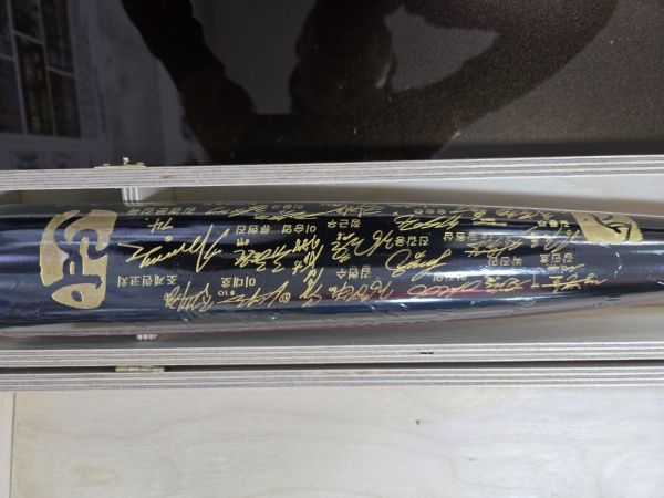 국가대표 감독 및 선수들의 사인이 들어간 야규 배트.