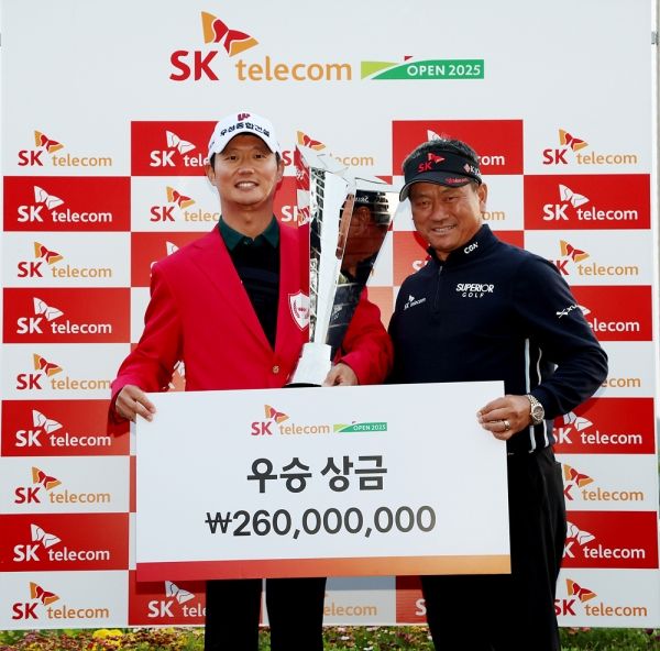 엄재웅과 최경주(우측). 사진=KPGA 민수용 포토