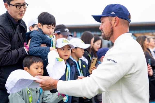 팬들에게 사인을 해주는 우승자 브라이슨 디섐보. 사진=LIV 골프