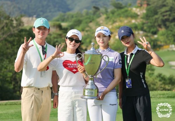 이가영과 소속사 스탭. 사진=KLPGA 박준석 포토