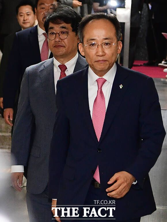 與, 의장단 선출 본회의 잠정 불참…”일방적 강행 인정 못 해” 與, 의장단 선출 본회의 잠정 불참…”일방적 강행 인정 못 해”