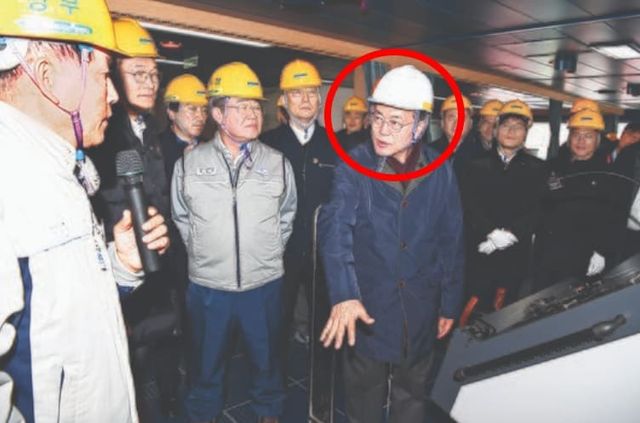 문재인&nbsp;전&nbsp;대통령이&nbsp;2018년&nbsp;경상남도&nbsp;거제시&nbsp;대우조선해양&nbsp;옥포조선소&nbsp;쇄빙LNG선&nbsp;야말5호선&nbsp;조타실에서&nbsp;박두선&nbsp;대우조선해양&nbsp;사장(당시&nbsp;대우조선해양&nbsp;상무,&nbsp;맨&nbsp;왼쪽)의&nbsp;설명을&nbsp;듣고&nbsp;있습니다.&nbsp;청와대사진기자단