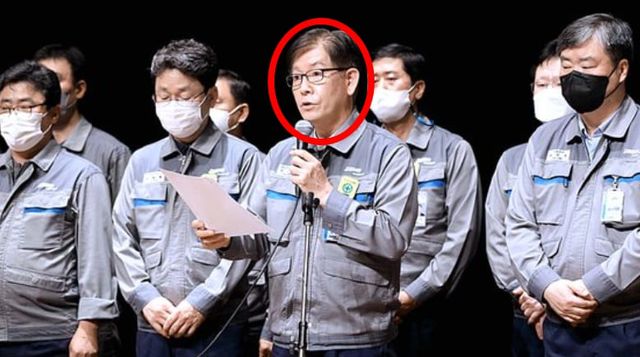 박두선 대우조선해양 사장이 지난달 7일 경남 거제 대우조선해양 오션프라자에서 하청노조 파업에 대한 기자회견문을 발표하고 있다. / 대우조선해양