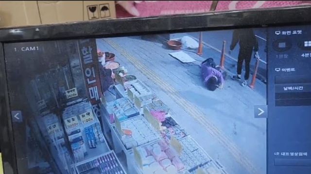 지난&nbsp;8일&nbsp;울산&nbsp;남구&nbsp;신정시장에서&nbsp;남구&nbsp;소속&nbsp;노점상&nbsp;단속원들이&nbsp;단속&nbsp;과정에서&nbsp;60대&nbsp;여성을&nbsp;밀쳐&nbsp;폭행&nbsp;논란이&nbsp;일고&nbsp;있다.&nbsp;/보배드림&nbsp;캡처