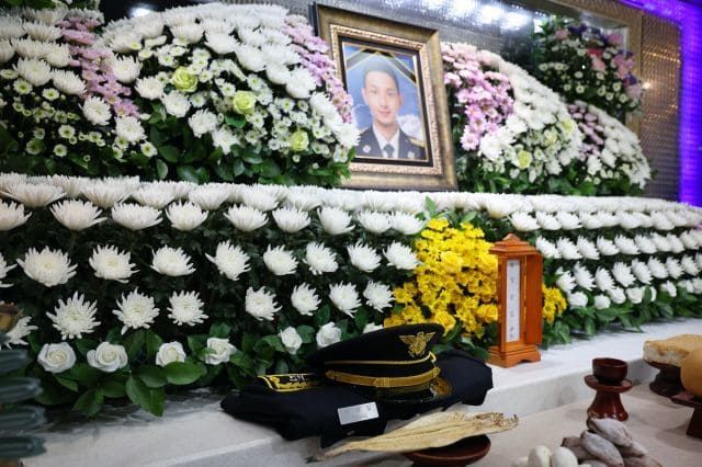 전북 김제의 주택 화재 현장에서 인명 구조 작업 중 순직한 성공일 소방사의 빈소가 3월 7일 전주의 한 장례식장에 마련됐다. 성 소방사의 영정 아래에 그의 정복이 놓여 있다. /&nbsp;연합뉴스