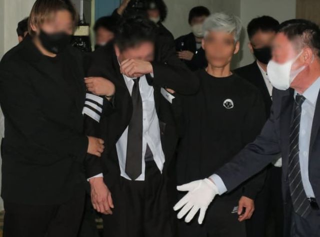 20일&nbsp;오전&nbsp;인천&nbsp;중구&nbsp;인하대병원&nbsp;장례식장에서&nbsp;100억원대&nbsp;전세사기&nbsp;행각을&nbsp;저지른&nbsp;혐의로&nbsp;재판에&nbsp;넘겨진&nbsp;60대&nbsp;건축업자,&nbsp;이른바&nbsp;'건축왕'의&nbsp;피해자&nbsp;중&nbsp;세번째로&nbsp;세상을&nbsp;떠난&nbsp;육상&nbsp;국가대표&nbsp;출신&nbsp;30대&nbsp;여성의&nbsp;발인이&nbsp;엄수되는&nbsp;도중&nbsp;유족이&nbsp;오열하고&nbsp;있다.&nbsp;/뉴시스