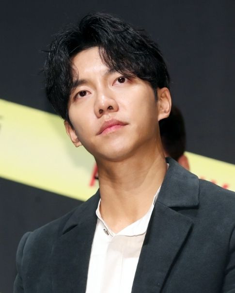 가수 겸 배우 이승기 /사진=온라인 커뮤니티