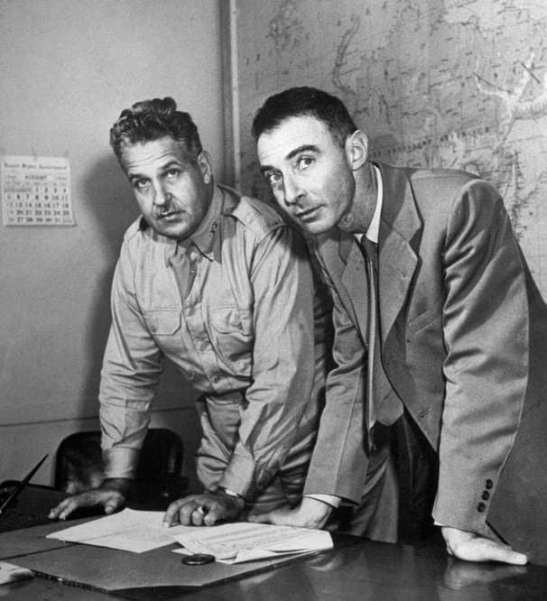 아인슈타인(왼쪽)과 로버트 오펜하이머 박사(오른쪽) / 위키미디어