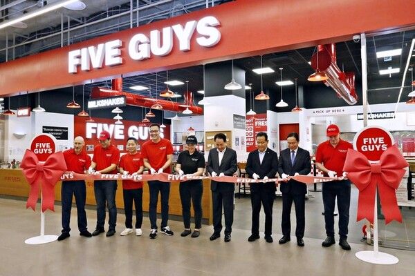 지난 13일 한화갤러리아의 파이브가이즈는 더현대 서울에 2호점을 냈다. / 사진=한화갤러리아.