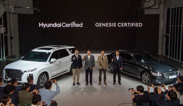 지난 19일 현대차 인증중고차 양산센터에서 첫 공개된 팰리세이드 인증중고차와 제네시스 G80 인증중고차 앞에서 현대자동차 관계자들이 포즈를 취하고 있다. /사진=현대자동차