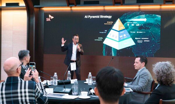 유영상 SKT 대표가 AI 피라미드 전략에 대해 협력사 임원들에게 설명하고 있다./사진=SKT