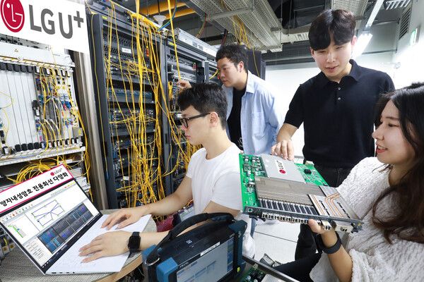 회사 임직원이 양자내성암호 전용회선 서비스를 점검하고 있다. /사진=LG유플러스.