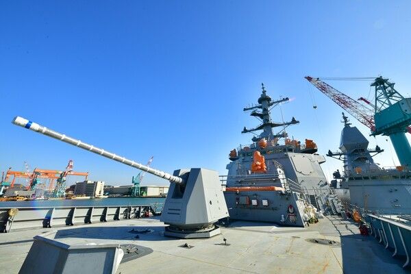 울산 HD현대중공업 특수선 사업부 내 정박해있는 이지스구축함 배치-2 '정조대왕함' 함수 전경. 사진 중앙 하단에 거대한 함포가 보인다. 사진=HD현대중공업