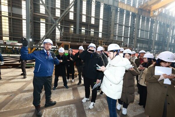 지난 20일 울산 HD현대중공업 특수선사업부 공장 내부에서 박용열 전무(함정 사업 기획·생산 총괄)가 취재진에 설명을 진행중인 모습. 사진=HD현대중공업