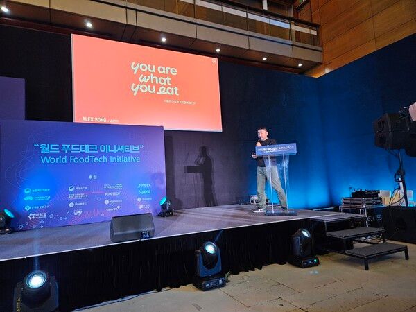 송현석 신세계푸드 대표가 24일 월드 푸드테크 컨퍼런스에서 식품의 진화 방향에 대해 말하고 있다.&nbsp;