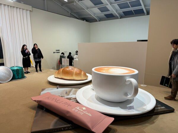 카누 광고에 실제 쓰인 커다란 소품들이 놓여져 있다. /사진=이승석 기자