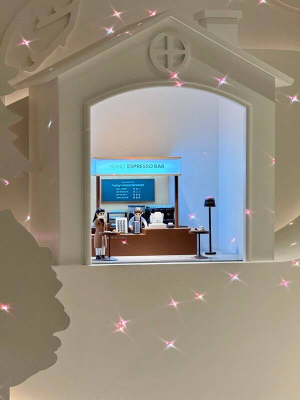 '세상에서 가장 작은 카페'라는 슬로건에 맞춰 꾸며진 팝업스토어 내부의 미니어처. /사진=이승석 기자