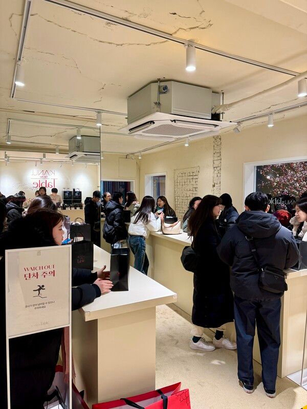 카페에서 방문객들이 카누 커피를 시음하고 있다. /사진=이승석 기자