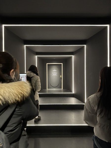 커피를 마신 후 이동하면 마주하게 되는 문. 점점 작아지는 통로를 지나면서 몸도 같이 작아진다는 느낌을 준다. /사진=이승석 기자