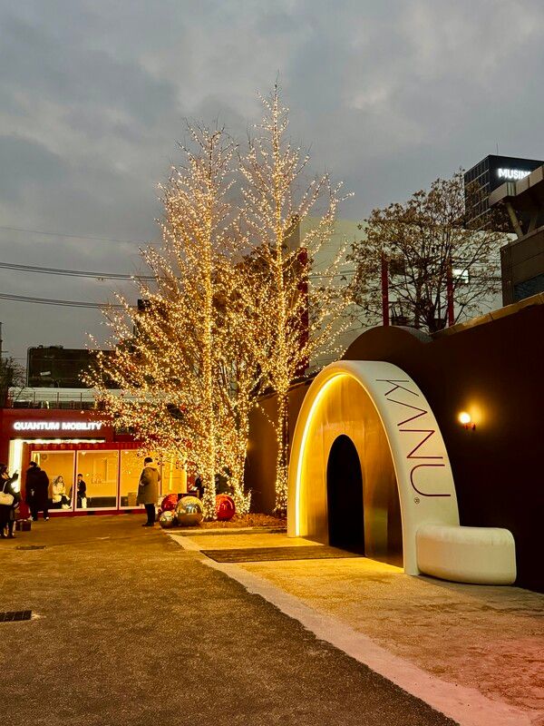 커피잔 모양의 팝업스토어 입구. /사진=이승석 기자