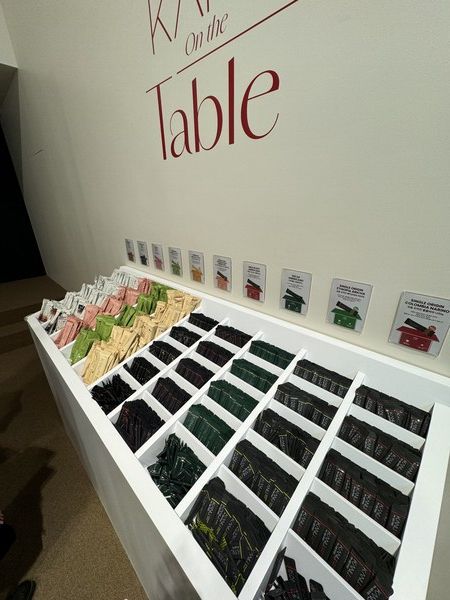 카누의 다양한 제품들이 놓여져 있다. 방문객은 이중 마음에 드는 제품을 골라 가져갈 수 있다. /사진=이승석 기자