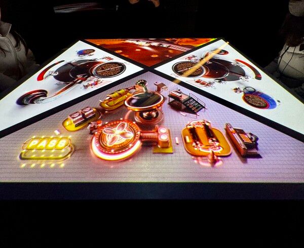 취향에 따라 각자 다른 영상이 재생되는 테이블. 영상이 끝나면 취향에 맞는 커피 한 잔을 제공한다. /사진=이승석 기자