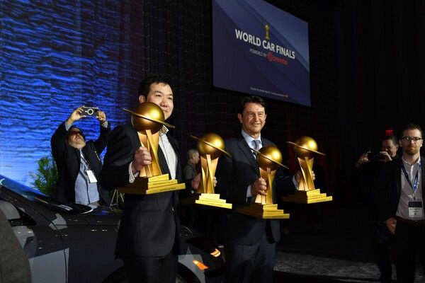 지난 5일(현지시간) 열린 ‘2023 월드카 어워즈(2023 World Car Awards)’에서 (왼쪽부터)이상엽 현대∙제네시스글로벌디자인센터장(부사장)과 호세 무뇨즈(Jose Munoz) 현대자동차 글로벌 최고운영책임자(COO) 사장이 전기 세단 아이오닉 6가 수상한 ‘세계 올해의 자동차’ 포함 4개의 트로피를 들고 기념 촬영을 하고 있는 모습. 사진.현대자동차그룹