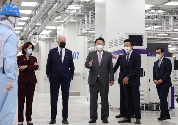 조 바이든(왼쪽에서 두번째) 미국 대통령과 윤석열(가운데) 대통령이 삼성전자 평택캠퍼스를 둘러보고 있다. 삼성전자의 초미세 공정 기술에 대한 설명을 들은 윤 대통령은 엄지손가락을 치켜세우며 감탄하고 있다. 사진. 대통령실.