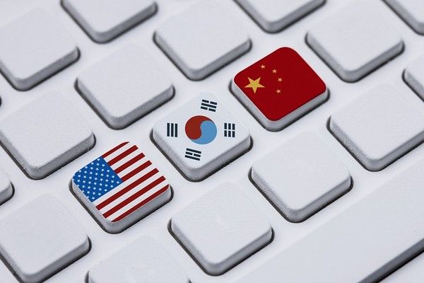 미국은 대중국 반도체 수출 통제를 통해 반도체 산업 주도권을 확실히 가져오겠다는 의중을 드러내고 있다. 현재 삼성전자, SK하이닉스를 비롯해 국내 반도체 기업들이 받을 영향이 제한적이리자도 장기적으로 사업 운영에 부담을 가중시킬 변수가 될 것이라는 전망이 나오는 이유다. 사진. 이미지투데이.&nbsp;