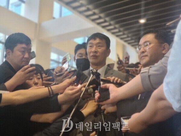 23일 한국거래소에서 개최된 '불공정거래 근절을 위한 유관기관 합동토론회' 직후 기자 간담회에서 이복현 금융감독원장이 기자들 질문에 답하고 있다. 사진 = 박민석 기자