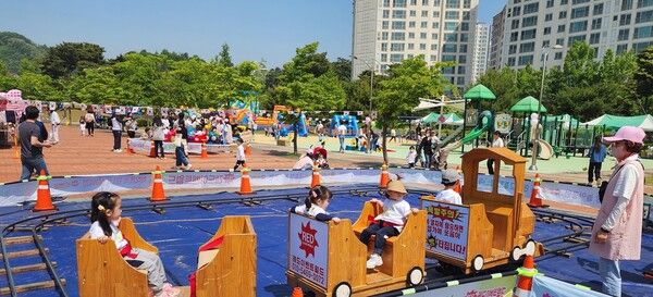 &nbsp;지난 9일 가정의달을 맞아 충북오창 5·6·7·8 단지에서 부영 사랑으로 어린이집이 연합으로 진행한 ‘부영랜드’ 행사장. / 사진 = 부영건설.