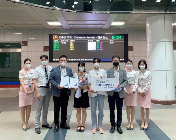 지난 2022년 8월 강원도 양양국제공항 국내선 도착장에서 열린 플라이강원 누적 탑승객 50만명 행사에서 관계자들이 포즈를 취하고 있다. (왼쪽부터) 탑승 승무원, 채정훈 영업서비스본부장, 50만명째 탑승객 커플, 장동원 양양공항지점장. 사진=플라이강원