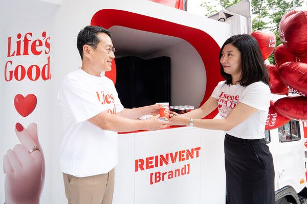 12일 여의도 LG트윈타워에서 열린 라이프스굿(Life’s Good) 행사에서 조주완 사장(왼쪽)이 직원에게 브랜드 슬로건이 새겨진 캔커피를 전달하고 있다. /사진=LG전자.