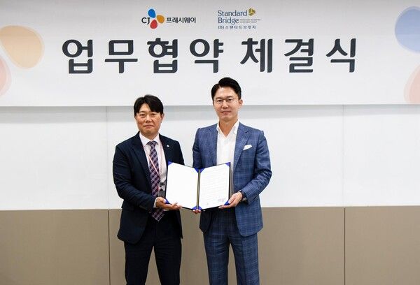 지난 22일 서울 마포구 상암동 CJ프레시웨이 본사에서 임종욱 CJ프레시웨이 외식SU 사업부장(좌)과 이영복스탠다드브릿지 대표이사(우)가 업무협약 체결 후 기념사진을 촬영하고 있다. /사진=CJ프레시웨이
