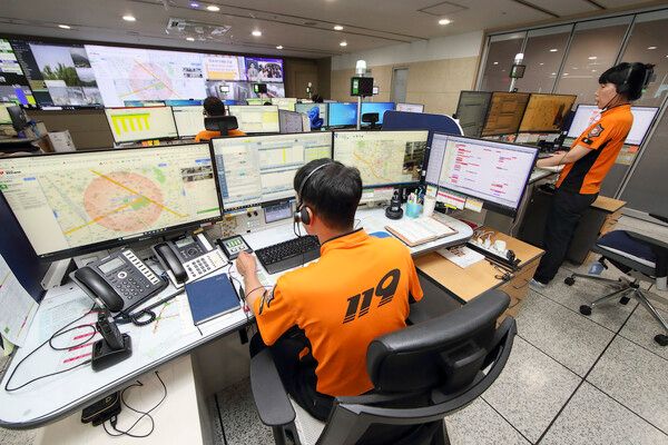&nbsp;초정밀 측위 솔루션을 활용해&nbsp;대전소방본부에서 소방관들이 지역을 관제하고 있다./사진=KT.