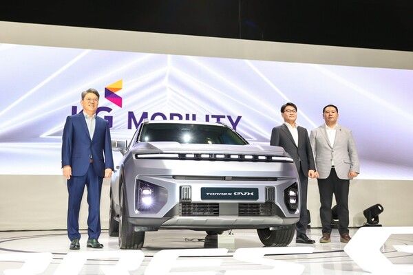 지난 3월 30일 경기도 일산 킨텍스에서 열린 ‘2023 서울모빌리티쇼’ 프레스데이 행사에서 곽재선 KG모빌리티 회장(사진 왼쪽부터), 정용원 사장, 선목래 노조위원장이 토레스 EVX 차량 앞에서 포즈를 취하고 있는 모습. 사진=KG모빌리티