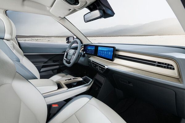 KG모빌리티의 중형 전기 SUV 토레스 EVX의 운전석 모습. 사진=KG모빌리티