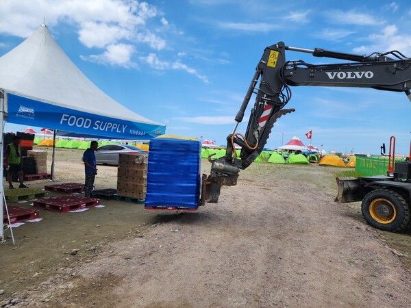 잼버리 행사에 생수를 공급하기 위해 물품을 이동중이다. /사진=GS25