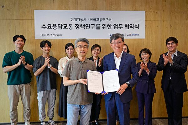 19일 경기도 성남시 분당구에 위치한 판교테크원 타워에서 열린 현대자동차와 한국교통연구원 간의 ‘수요응답 교통 정책 연구를 위한 업무 협약’ 행사에서 송창현 현대차 SDV본부장(사장, 왼쪽), 오재학 한국교통연구원 원장이 기념 촬영을 하고 있는 모습. 사진=현대자동차