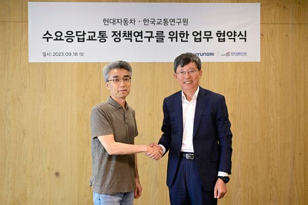 19일 경기도 성남시 분당구에 위치한 판교테크원 타워에서 열린 현대자동차와 한국교통연구원 간의 ‘수요응답 교통 정책 연구를 위한 업무 협약’ 행사에서 송창현 현대차 SDV본부장(사장, 왼쪽), 오재학 한국교통연구원 원장이 기념 촬영을 하고 있는 모습. 사진=현대자동차