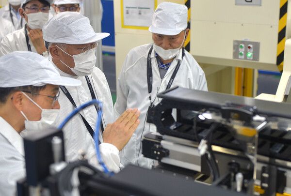 정의선 현대자동차그룹 회장이 현지시간으로 7일(목) 현대차그룹과 LG에너지솔루션이 합작해 설립한 배터리셀 공장 ‘HLI그린파워(Hyundai LG Indonesia Green Power)’를 방문해 전극 공정을 둘러보고 있는 모습. 사진=현대자동차그룹