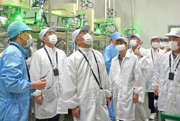 정의선 현대자동차그룹 회장이 현지시간으로 7일(목) 현대차그룹과 LG에너지솔루션이 합작해 설립한 배터리셀 공장 ‘HLI그린파워(Hyundai LG Indonesia Green Power)’를 방문해 전극 공정을 둘러보는 모습. 사진=현대자동차그룹