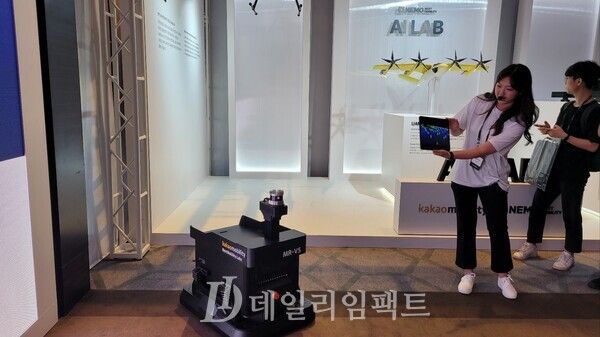 NEMO2023에서 카카오모빌리티 관계자가 아르고스MR 모델을 시연하고 있다. /사진=황재희 기자